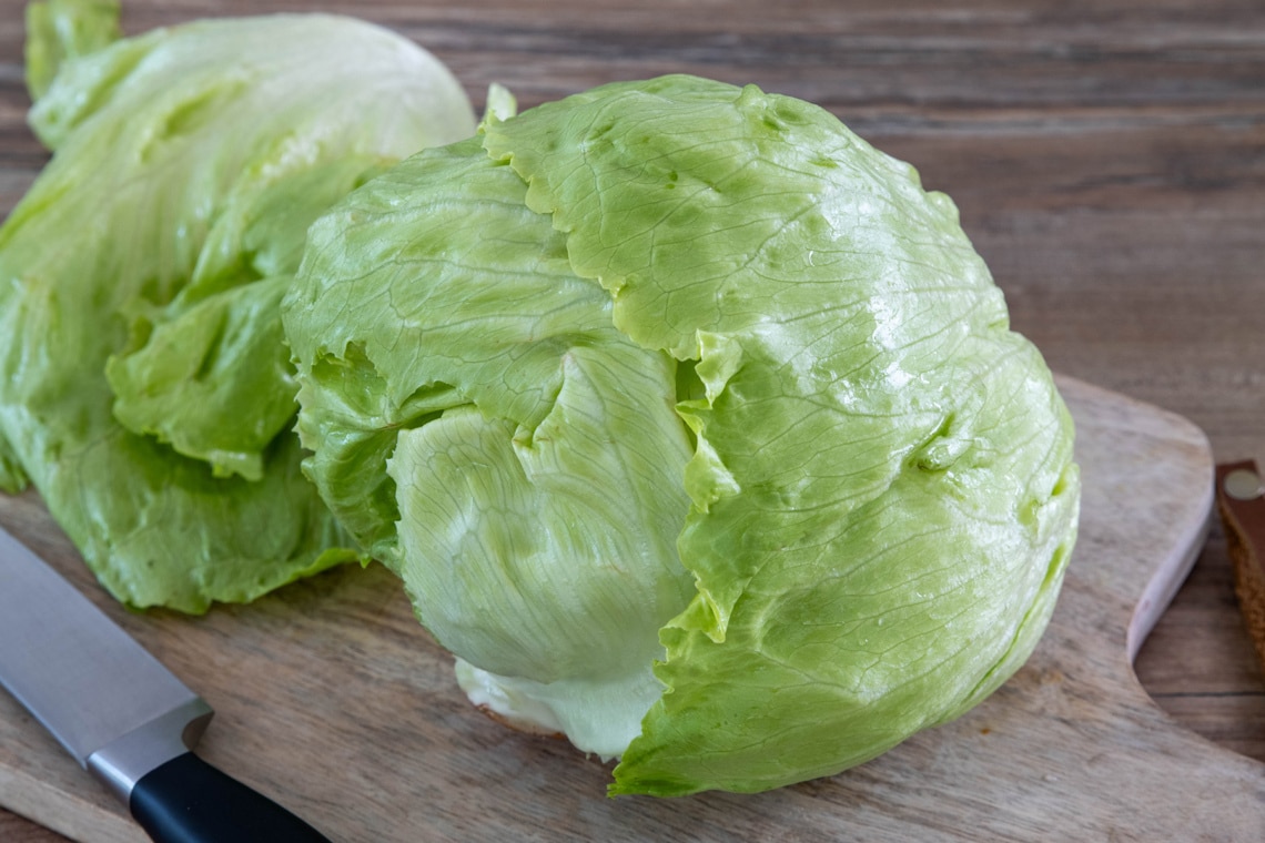 Eisbergsalat auf einem Schneidebrett