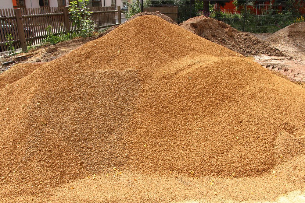 Sandgemisch und Rasendünger für eine üppige Grasdecke