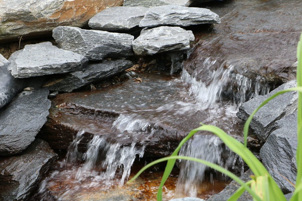 Wasserzulauf eines Gartenteichs