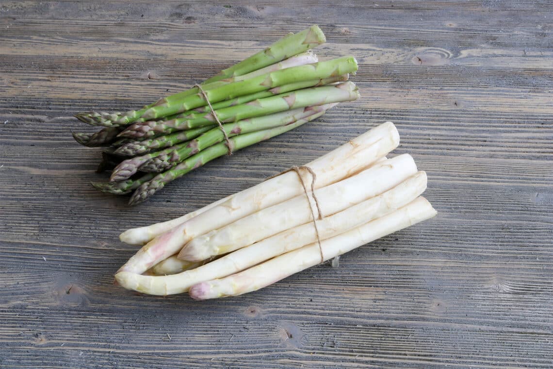 Grüner und weißer Spargel