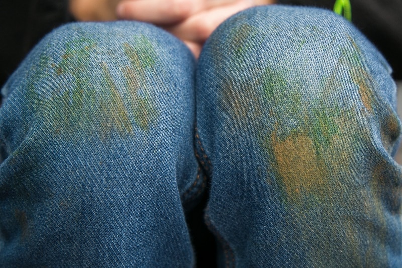 Gras- und Erdflecken in Jeans