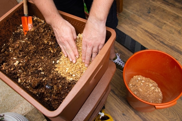 Sägespäne 6 Verwendungen im Garten