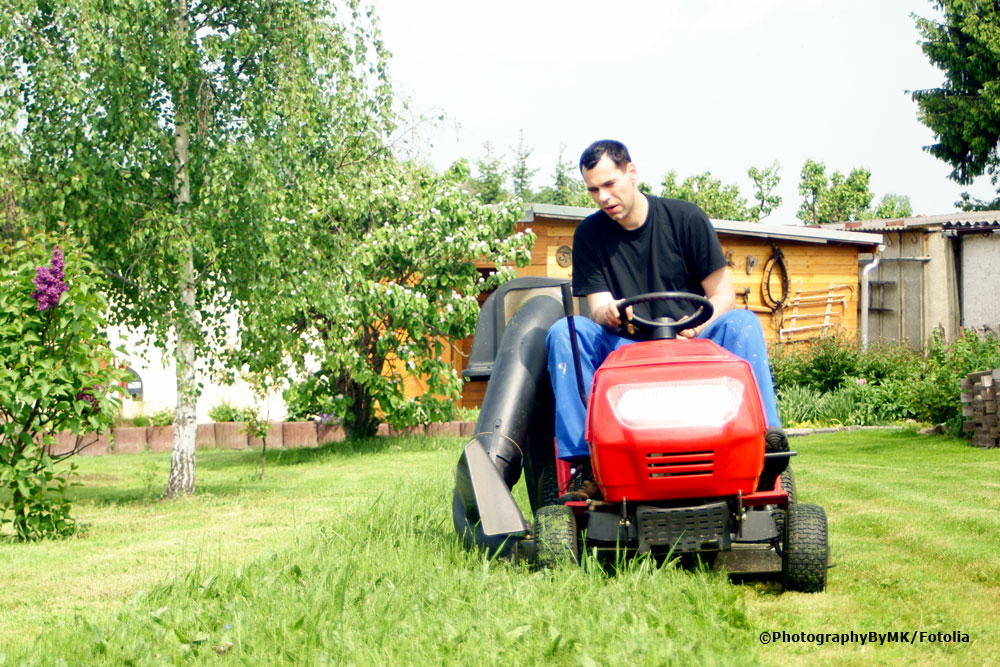 rasen mähen mit Rasentraktor