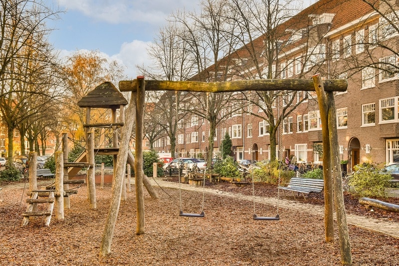 Spielplatz mit Rindenmulch als Fallschutz