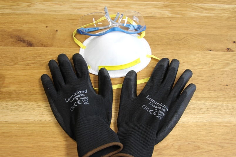 Schutzausrüstung - Handschuhe, Atemmaske und Schutzbrille