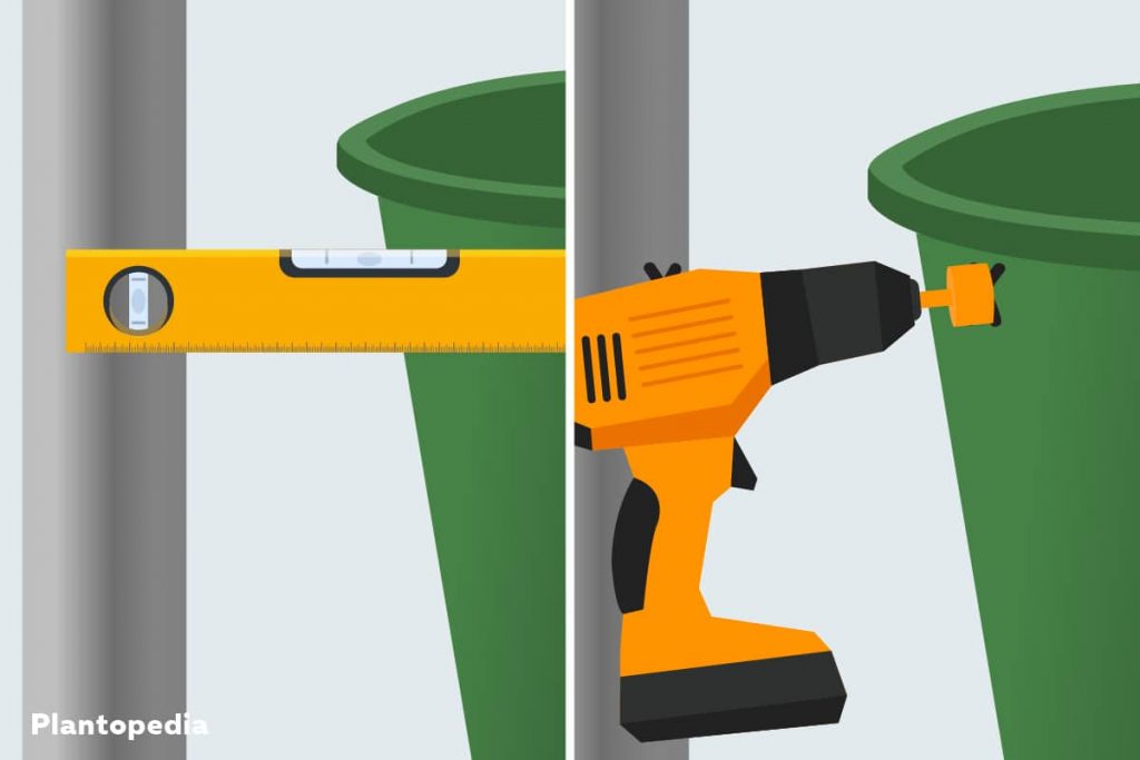 Grafik: Bohrloch in Tonne markieren, mit Wasserwaage kontrollieren und mit Boher Loch in Tonnenwand bohren