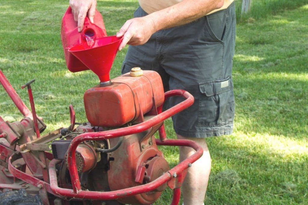 Gartenfräse - Motor mit Benzin befüllen