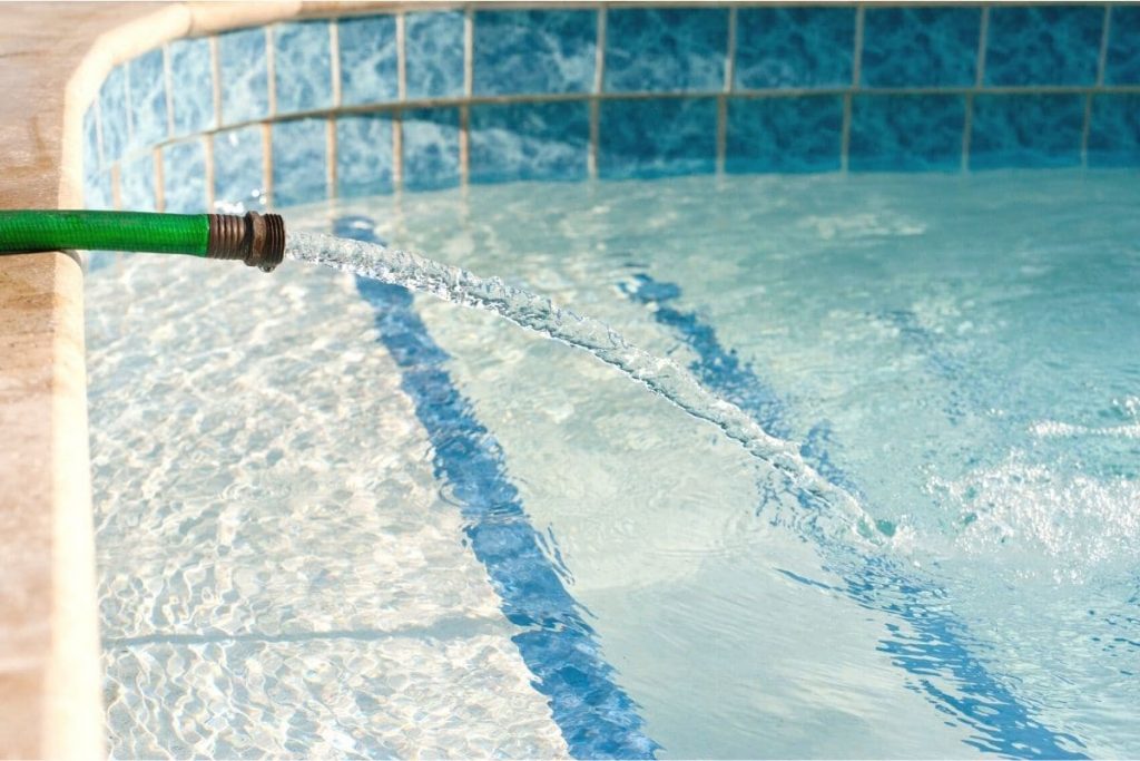 Pool mit Wasser füllen