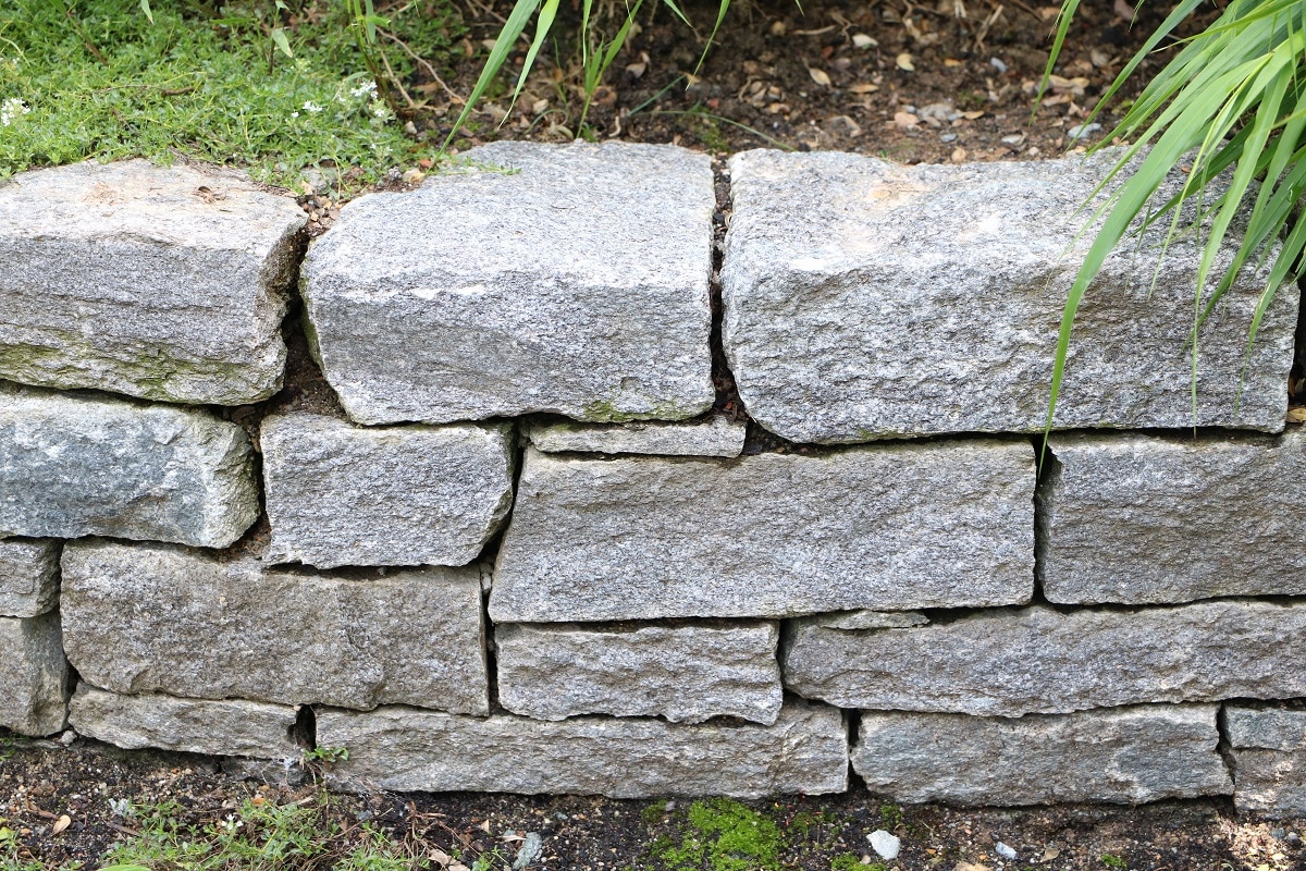 Terrassenumrandung: Steinmauer zur Hangsicherung