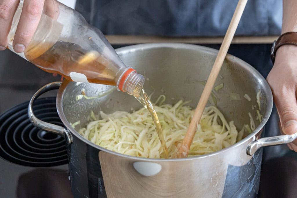 Apfelessig zu Weißkraut geben