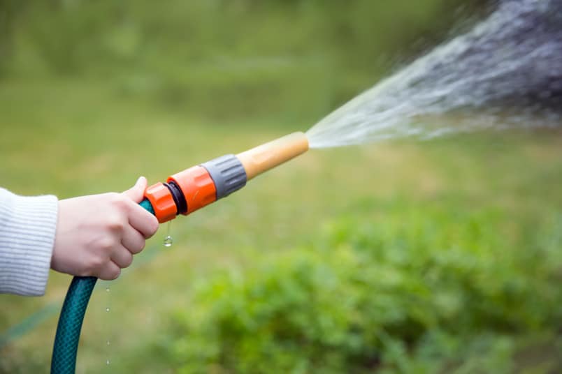 Gartenschlauch spritzt Wasser