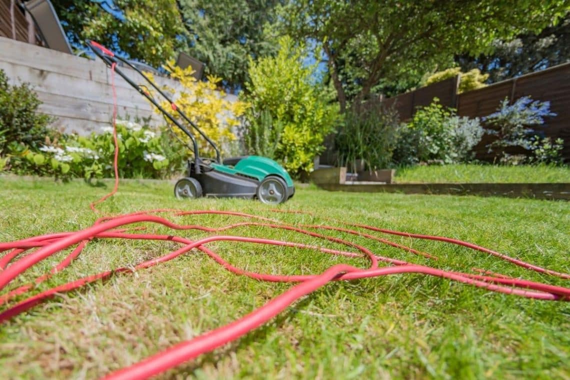 Stromkabel im Garten