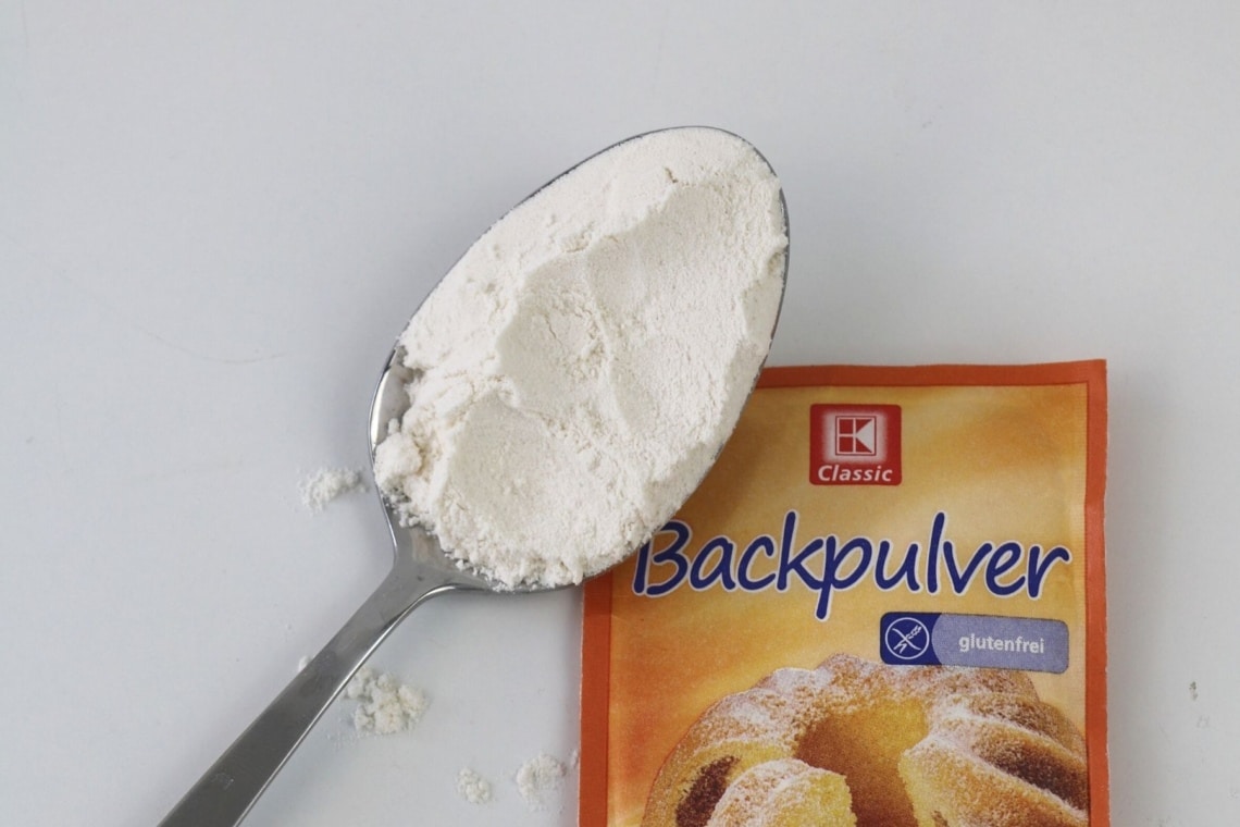 Backpulver auf Löffel