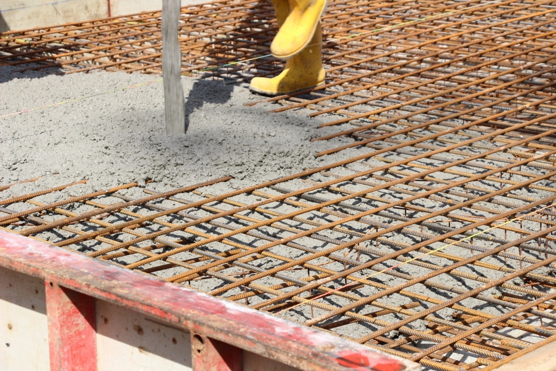 Fundament für Hausbau aus Stahlbeton gießen