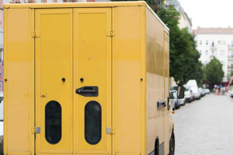 Postauto parkt links