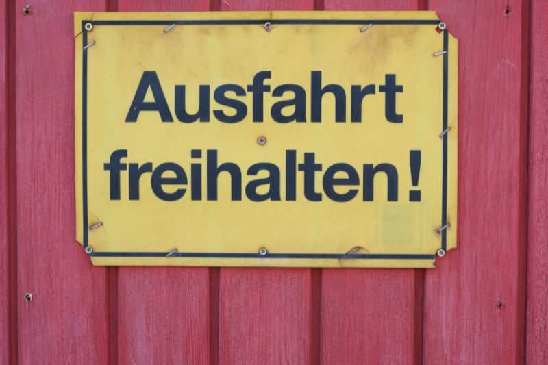 Schild "Ausfahrt freihalten!" an Holztor