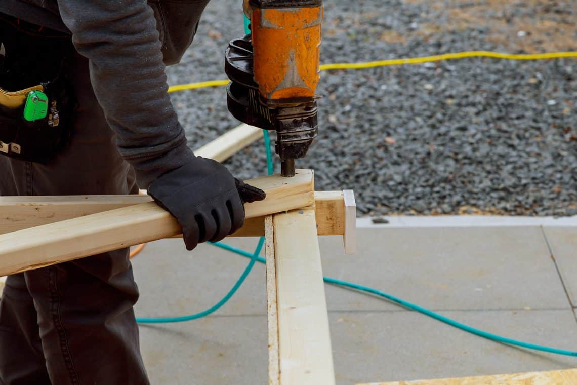 Holzrahmen für die Terrasseneinfassung bauen