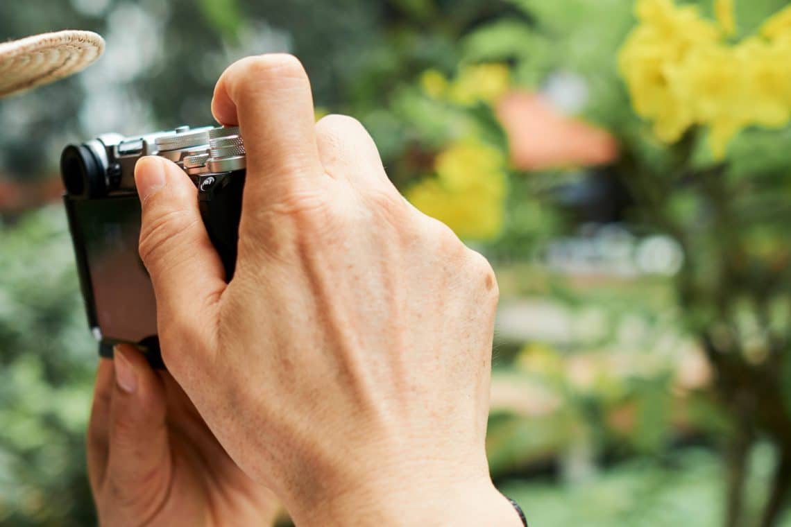 Mann fotografiert Baum