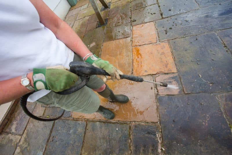 Terrassenplatten mit Hochdruckreiniger reinigen