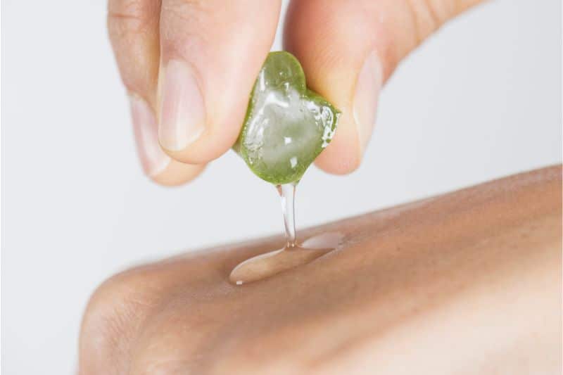 Aloe Vera Gel auf Haut tröpfeln