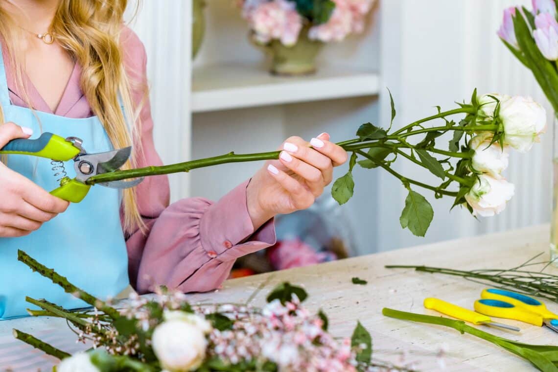 Rosen für Vase anschneiden