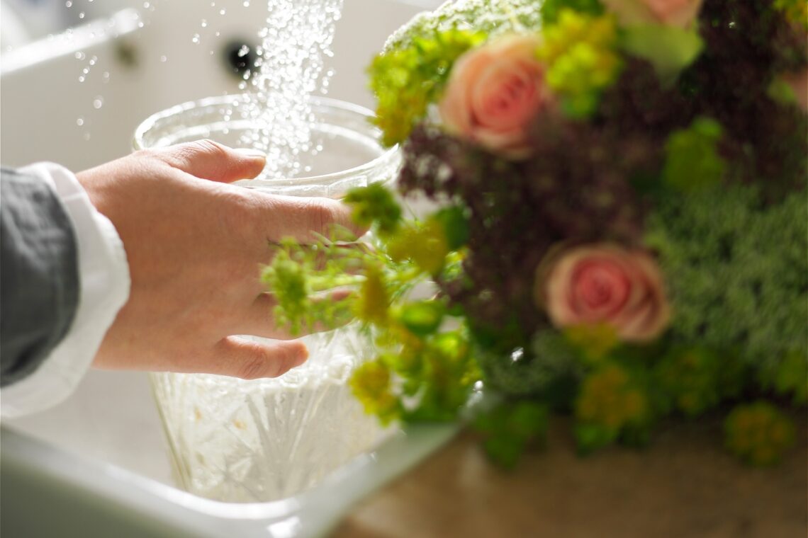 Frisches Wasser in Vase füllen