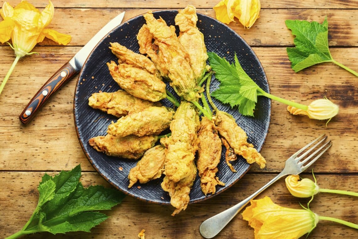 Gefüllte frittierte Zucchiniblüten auf Telelr