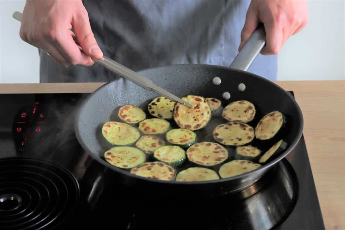 In Scheiben geschnittene Zucchini in Pfanne braten