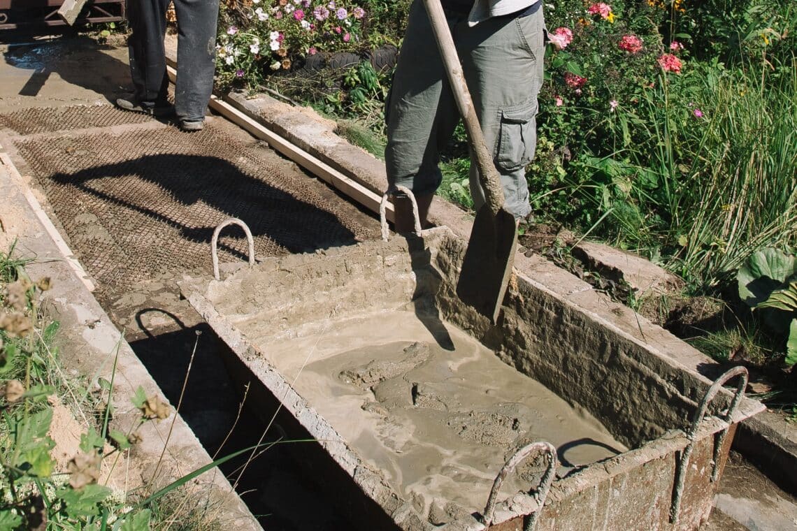 Betonarbeiten im Sommer im Garten