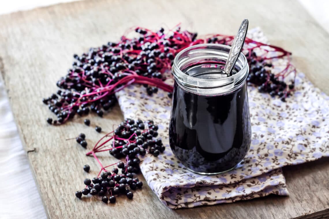 Sirup aus schwarzen Holunderbeeren