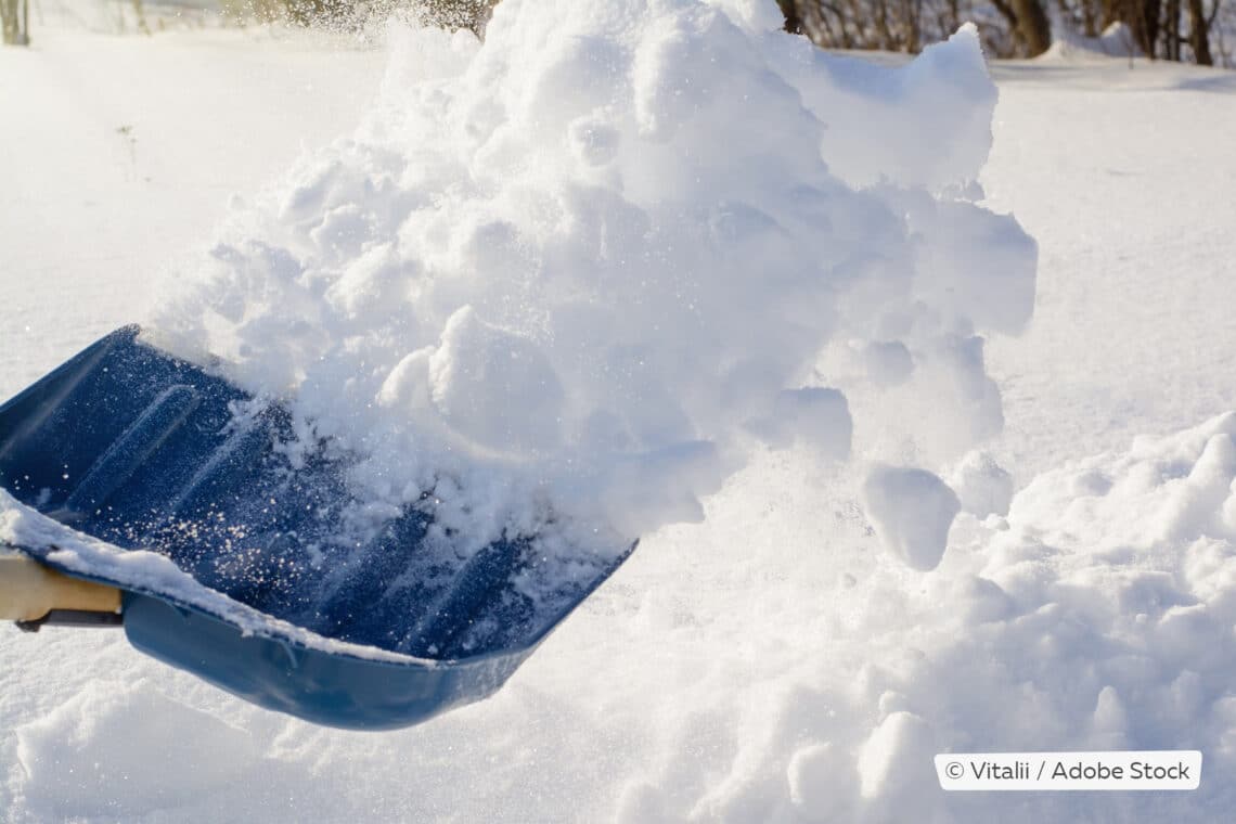 Schnee mit Schneeschippe entfernen