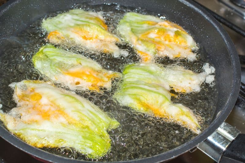 Zucchiniblüten in heißer Pfanne ausbacken