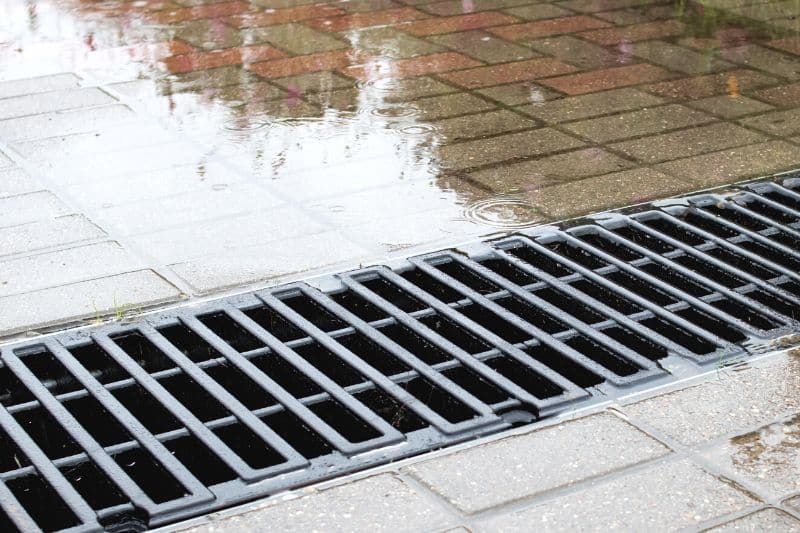 Ablaufgitter für Regenwasser im Garten