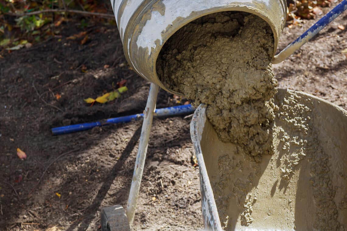 Drainagebeton im Betonmischer mischen und in Schubkarre geben