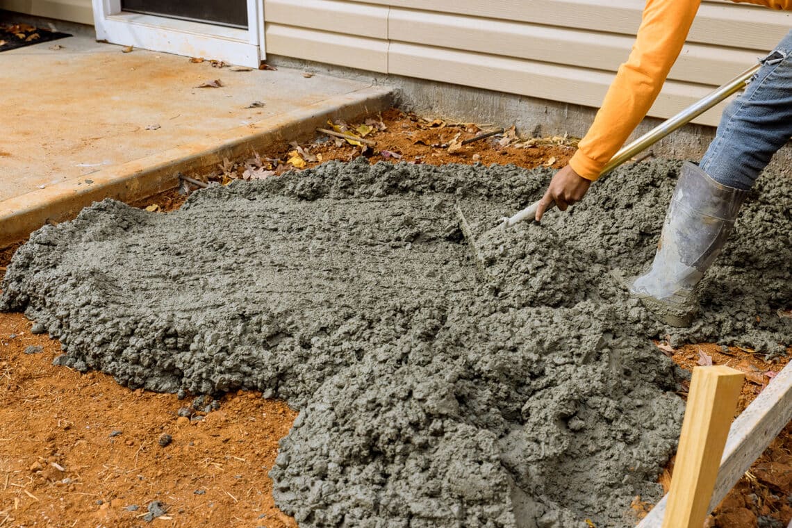 Drainagebeton verteilen für Gehweg vor dem Haus