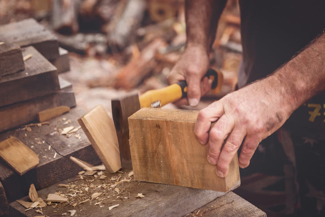 Holz mit einer Axt zerkleinern