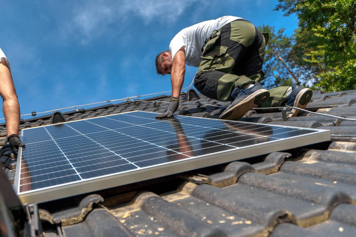 Photovoltaik-Anlage wird an einem Hausdach angebracht