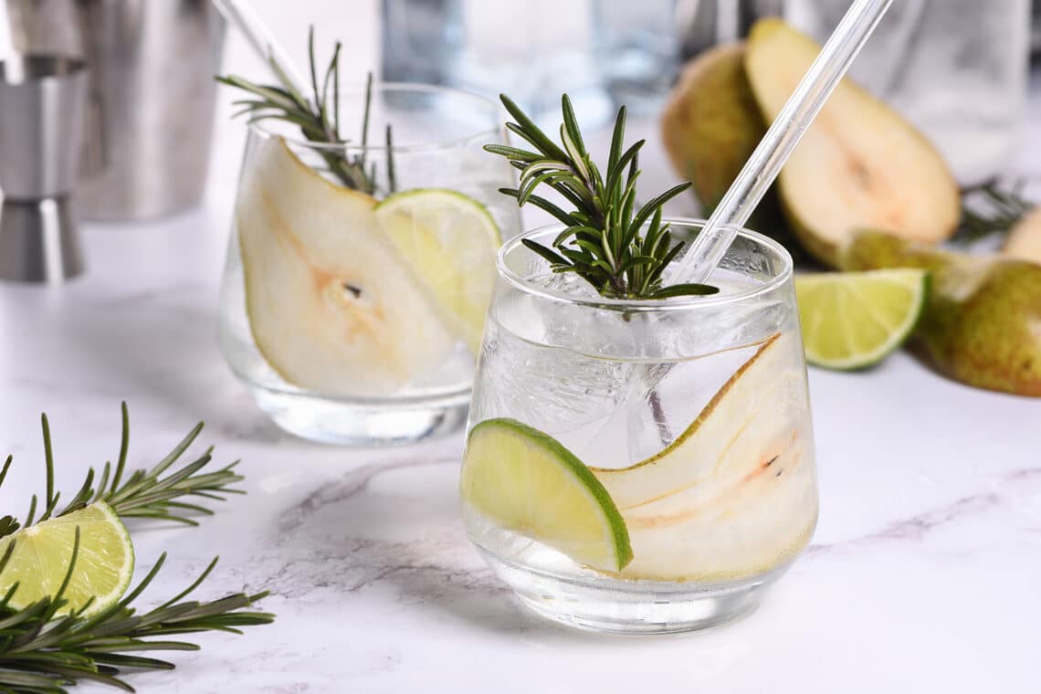 Gin Cocktail mit Birne Rosmarin