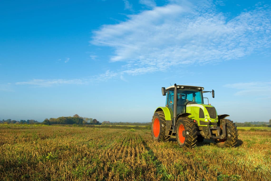 Traktor auf einem Feld