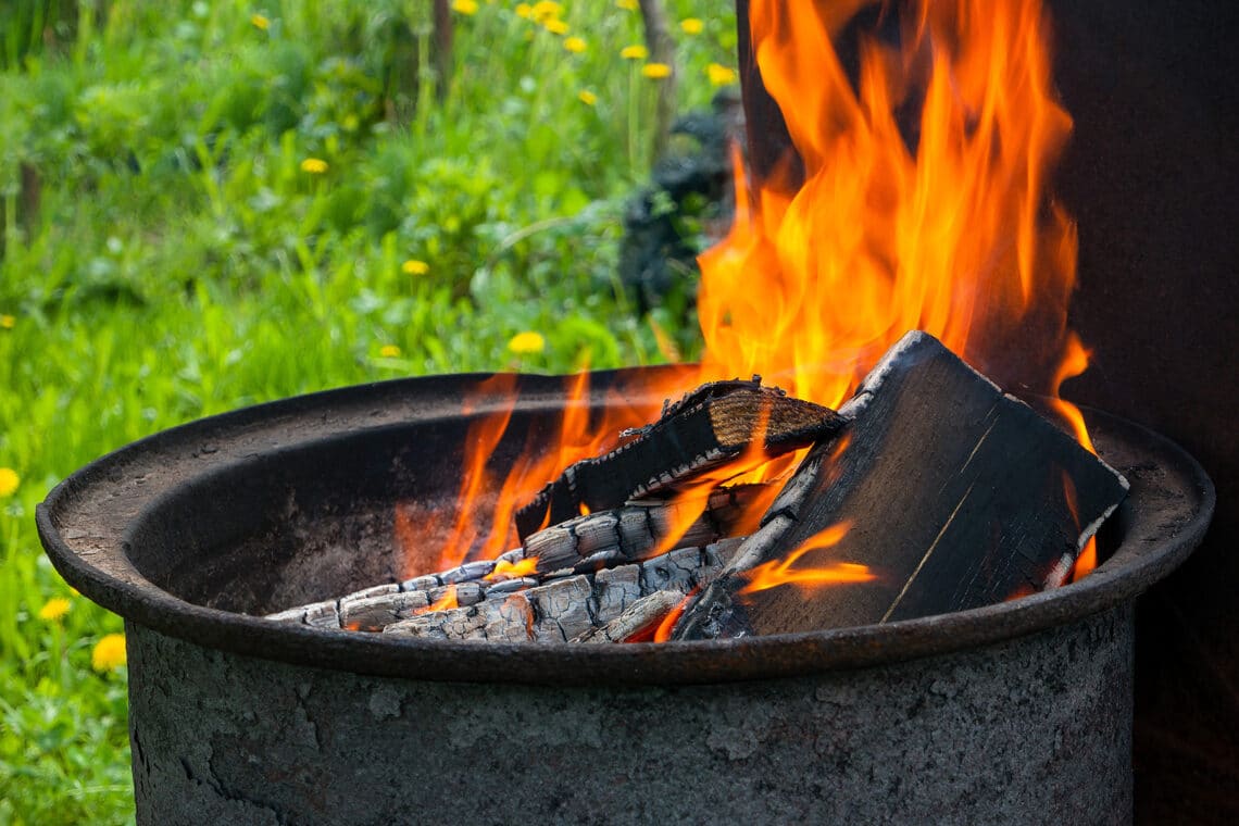 Feuertonne/Eisenfass mit brennenden Holz