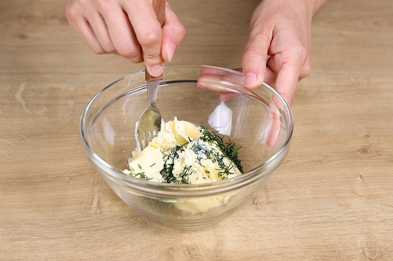 Dill mit Butter vermengen