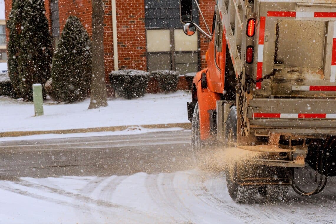 Winterdienst bringt Streusalz aus